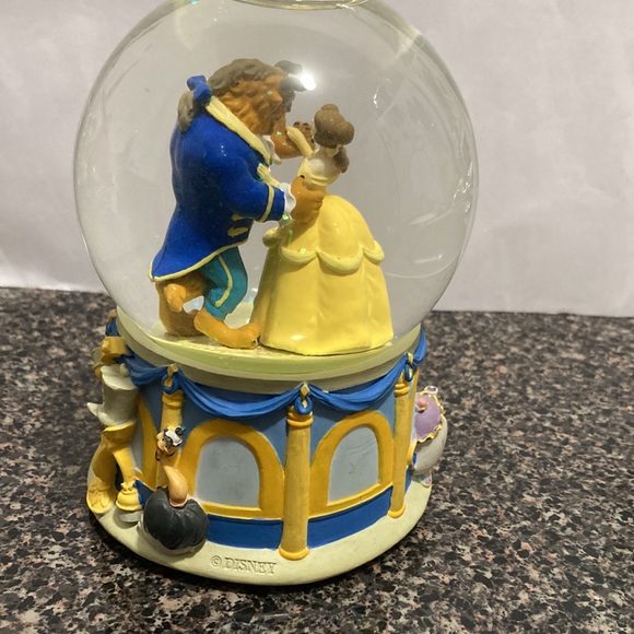 Beauty and the Beast snow globe - Picture 2 of 3